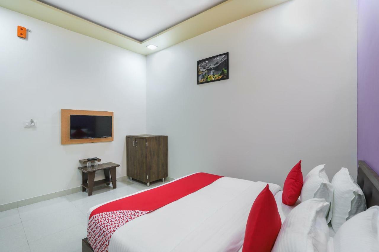 OYO 47110 Hotel Royal Palace Naroda Exterior foto