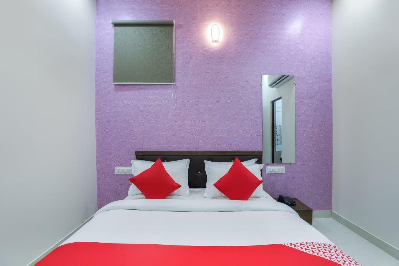 OYO 47110 Hotel Royal Palace Naroda Exterior foto